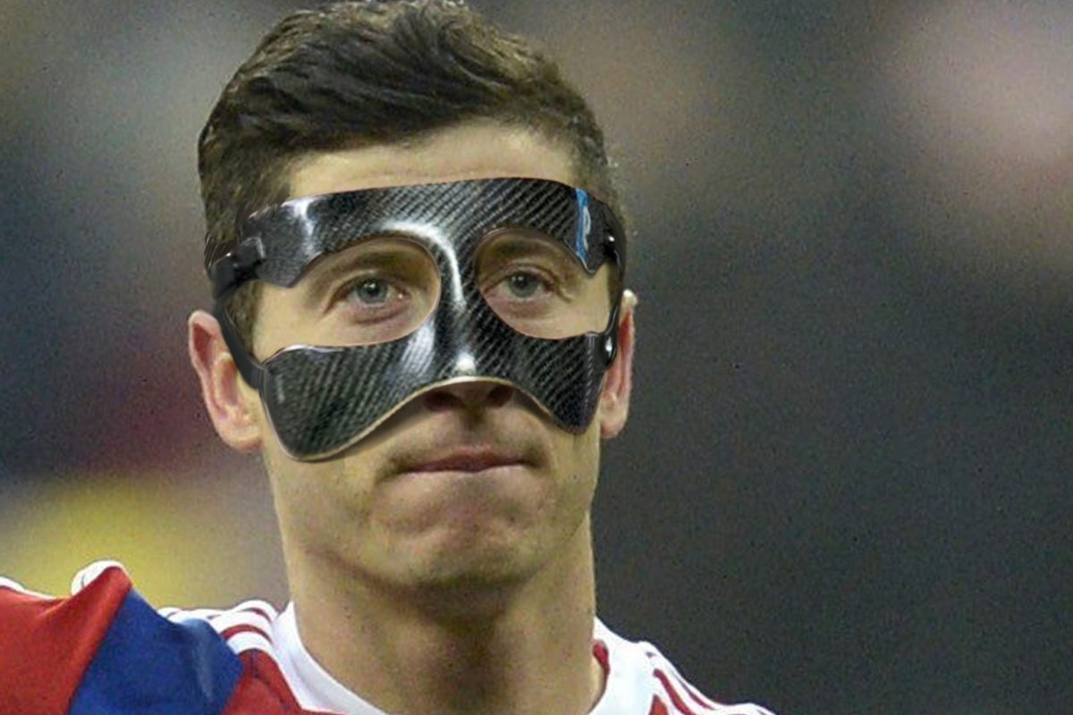 Почему играл в маске. Левандовски в маске футболист. Футбольная маска для носа.